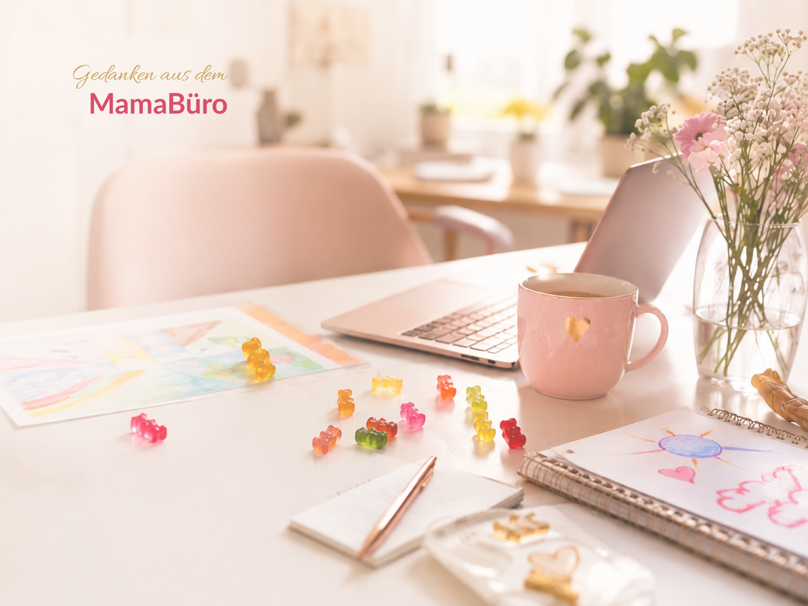 Schreibtisch im MamaBüro mit Gummibärchen, Laptop und Kaffeetasse